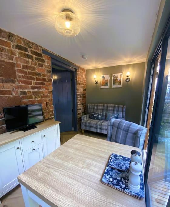 Stay In A Castle! Unique & Luxurious Historical Apartment, Self Contained, Free Parking & Wi-Fi Chester Buitenkant foto