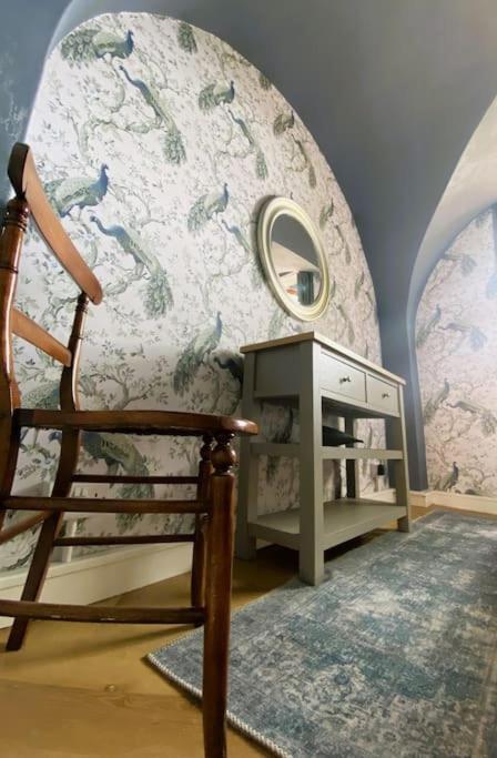 Stay In A Castle! Unique & Luxurious Historical Apartment, Self Contained, Free Parking & Wi-Fi Chester Buitenkant foto