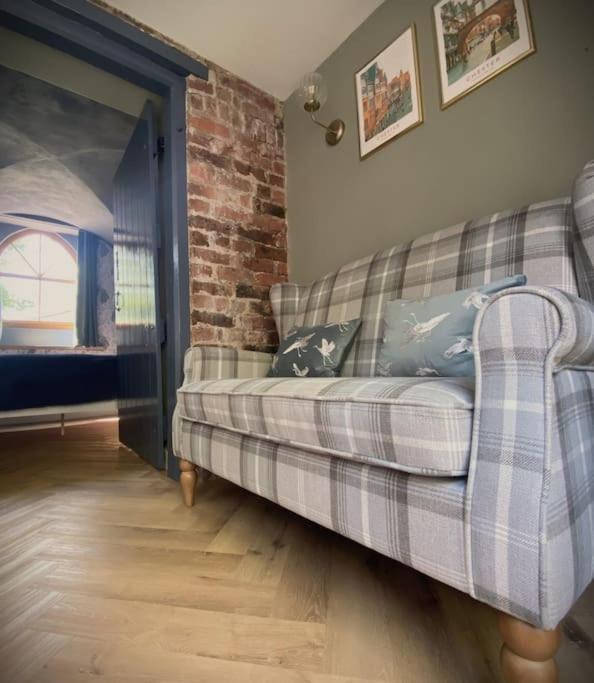 Stay In A Castle! Unique & Luxurious Historical Apartment, Self Contained, Free Parking & Wi-Fi Chester Buitenkant foto