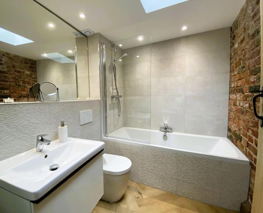 Stay In A Castle! Unique & Luxurious Historical Apartment, Self Contained, Free Parking & Wi-Fi Chester Buitenkant foto