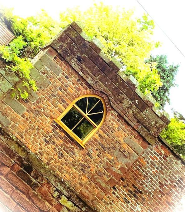 Stay In A Castle! Unique & Luxurious Historical Apartment, Self Contained, Free Parking & Wi-Fi Chester Buitenkant foto